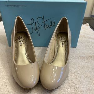 Life Stride Parigi  Taupe Heels.  Size 6 1/2 W.  Soft System Comfort Package.